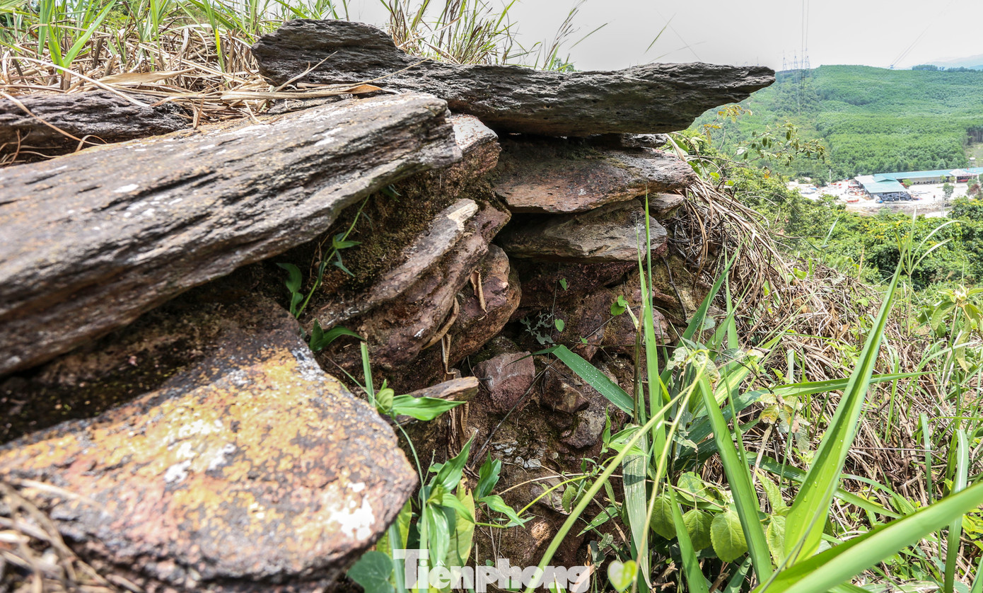 Ông Phan Hoàng Trường, Chủ tịch UBND xã Kỳ Lạc cho biết địa phương đang giữ gìn và bảo vệ 1.400 m thành đá cổ, trong đó có khoảng 400 m giữ nguyên được hiện trạng. “Trước đây thành đá và lũy đất kéo dài song do thời gian, tác động cả con người và tự nhiên nhiều vị trí đã không còn. Hiện phần thành đá còn lại được bảo vệ. Từ thực tế có thể thấy kỹ thuật ghép đá của người xưa rất công phu và điêu luyện ở trên đèo núi cao, lũy đá mới tồn tại lâu dài”, ông Trường nói.