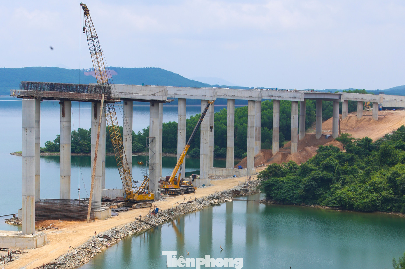 Nhà thầu đang khoan nhồi, đổ các trụ cầu. Tuyến cầu cạn có chiều dài khoảng 1 km, băng qua núi đồi, mặt nước hồ Kim Sơn.