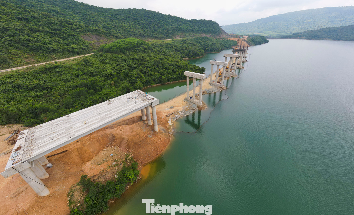 Hình ảnh những cây cầu cạn vượt sông, hồ, băng rừng làm nên vẻ đẹp tuyến cao tốc khi hoàn thành.