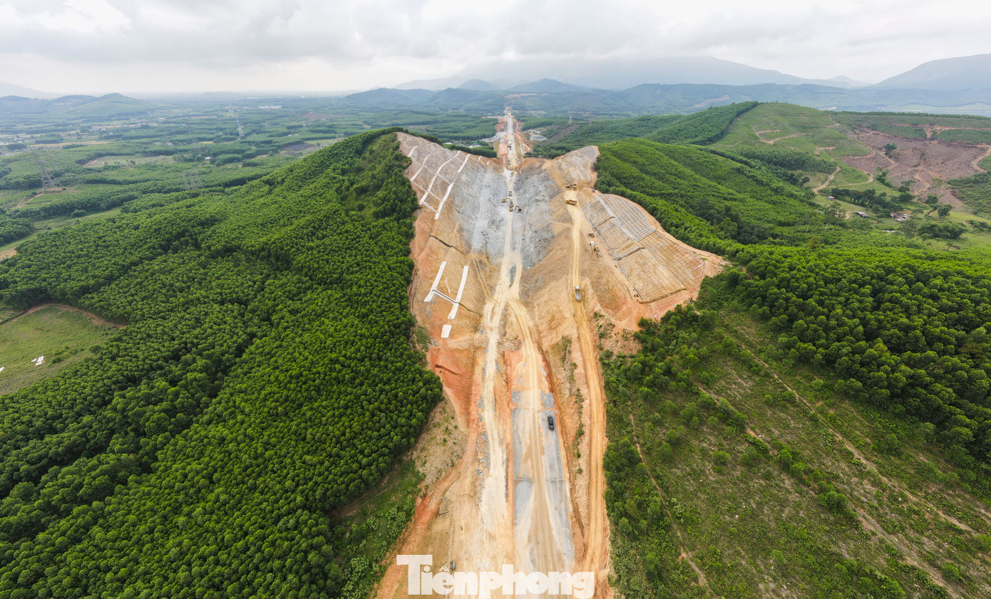 Dự án đường bộ cao tốc Bắc – Nam phía Đông giai đoạn 2021 – 2025 qua Hà Tĩnh dài 102,38 km với 3 dự án thành phần gồm Bãi Vọt – Hàm Nghi, Hàm Nghi – Vũng Áng và Vũng Áng – Bùng đi qua các huyện: Đức Thọ, Can Lộc, Thạch Hà, Cẩm Xuyên, Kỳ Anh và thị xã Kỳ Anh.