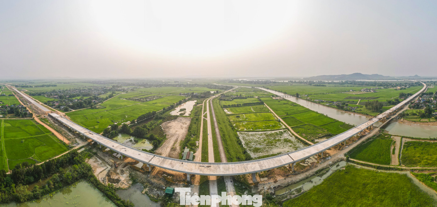 Trên các đoạn tuyến Bãi Vọt – Hàm Nghi, Hàm Nghi – Vũng Áng của tuyến cao tốc Bắc – Nam qua Hà Tĩnh cũng có nhiều cây cầu vượt qua các tuyến đường, các cầu cạn qua sông, núi.