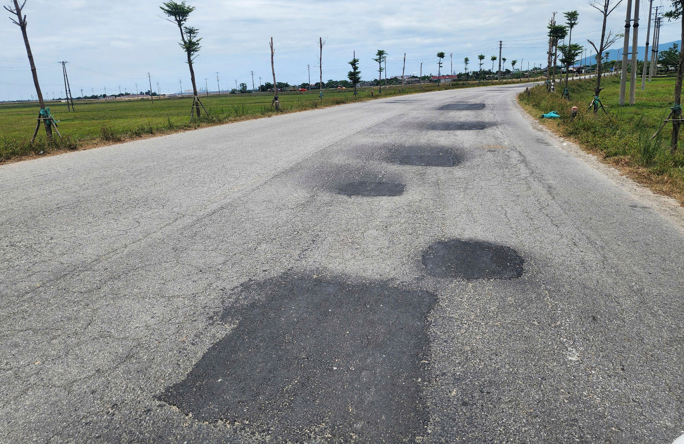 Mặt đường Hà Huy Tập gãy nát, chi chít ổ voi, ổ gà được chắp vá tạm bợ, loang lỗ “như áo rách”.