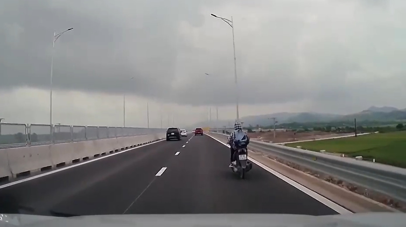 Hình ảnh người đàn ông điều khiển xe máy chạy trên cao tốc Hàm Nghi - Vũng Áng.