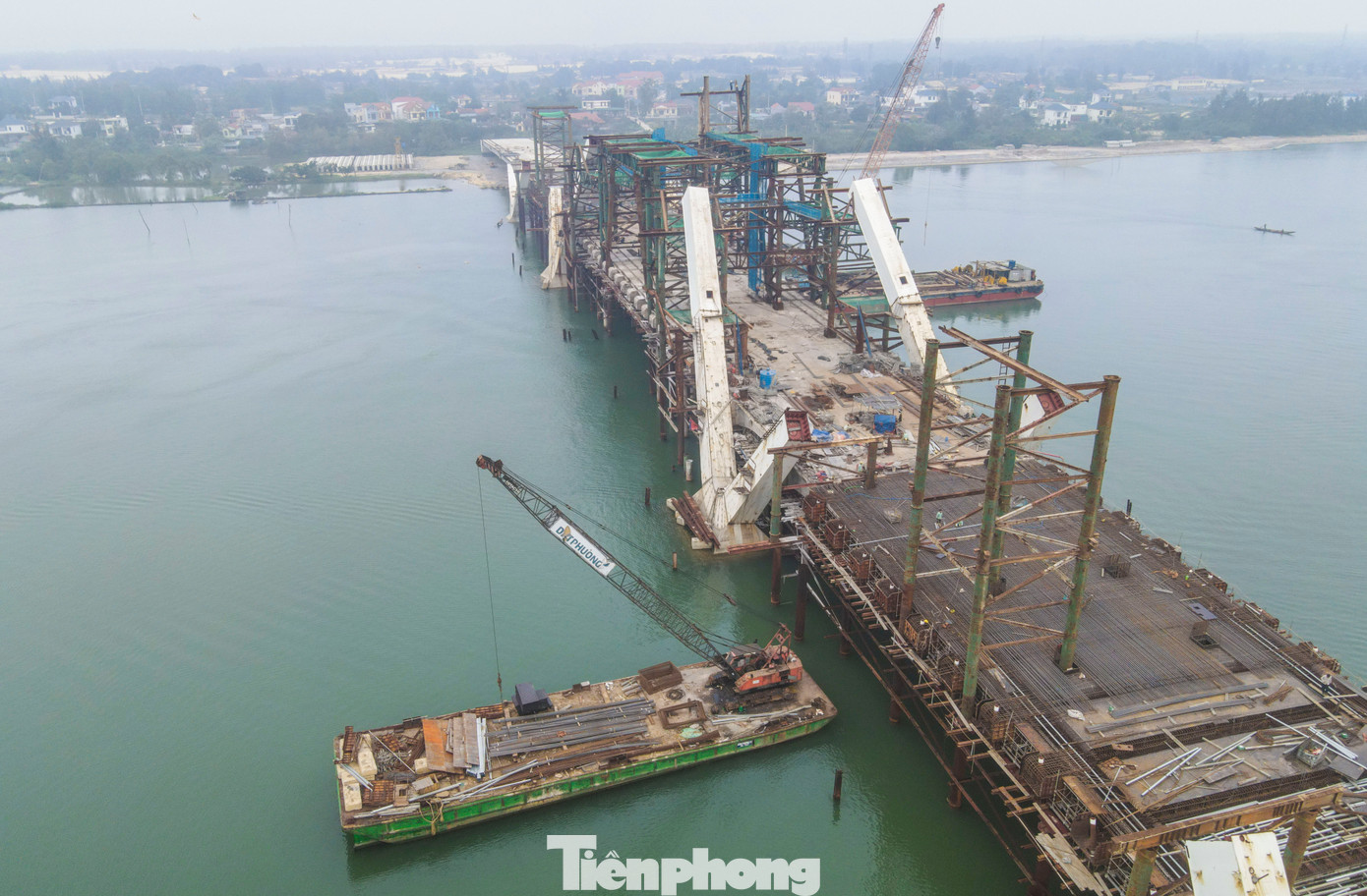 Kỹ sư Trần Khắc Luật - Giám đốc Ban điều hành dự án cầu Nhật Lệ 3 của Công ty CP Tập đoàn Đạt Phương – đơn vị thực hiện dự án cho biết: “Cầu Nhật Lệ 3 được xây dựng với kết cấu vòm thép bê tông tự lèn đầu tiên tại Việt Nam, sử dụng bê tông vĩnh cửu bằng thép và bê tông cốt thép dự ứng lực, kết cấu cầu chính dạng cầu vòm, kết cấu cầu dẫn dạng nhịp giản đơn. Hiện tiến độ dự án đạt hơn 70% giá trị khối lượng hợp đồng”.