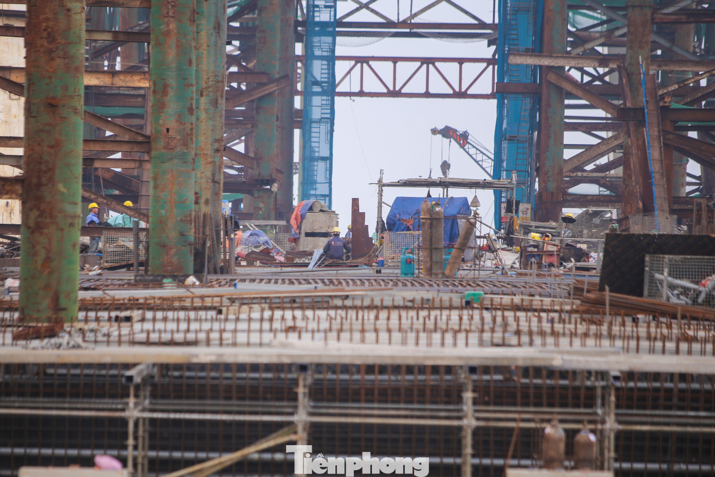 Để đảm bảo tiến độ, đơn vị thực hiện dự án đã huy động mỗi ngày hơn 120 công nhân, kỹ sư xây dựng mặt cầu.