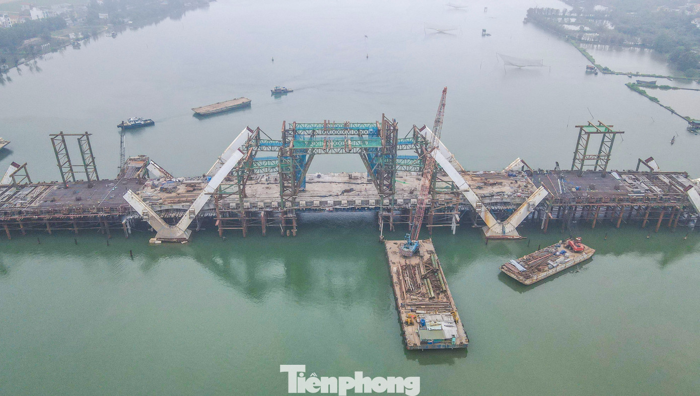 Theo đại diện Ban Quản lý dự án thành phần 2-cầu Nhật Lệ 3 và đường hai đầu cầu (chủ đầu tư dự án), cầu Nhật Lệ 3 được chọn là công trình chào mừng Đại hội Đảng bộ tỉnh Quảng Bình lần thứ XVIII, nhiệm kỳ 2025-2030 nên việc hoàn thành dự án theo đúng tiến độ có ý nghĩa hết sức quan trọng. Chủ đầu tư đã tập trung tháo gỡ các vướng mắc mặt bằng tồn tại để dự án sớm về đích.