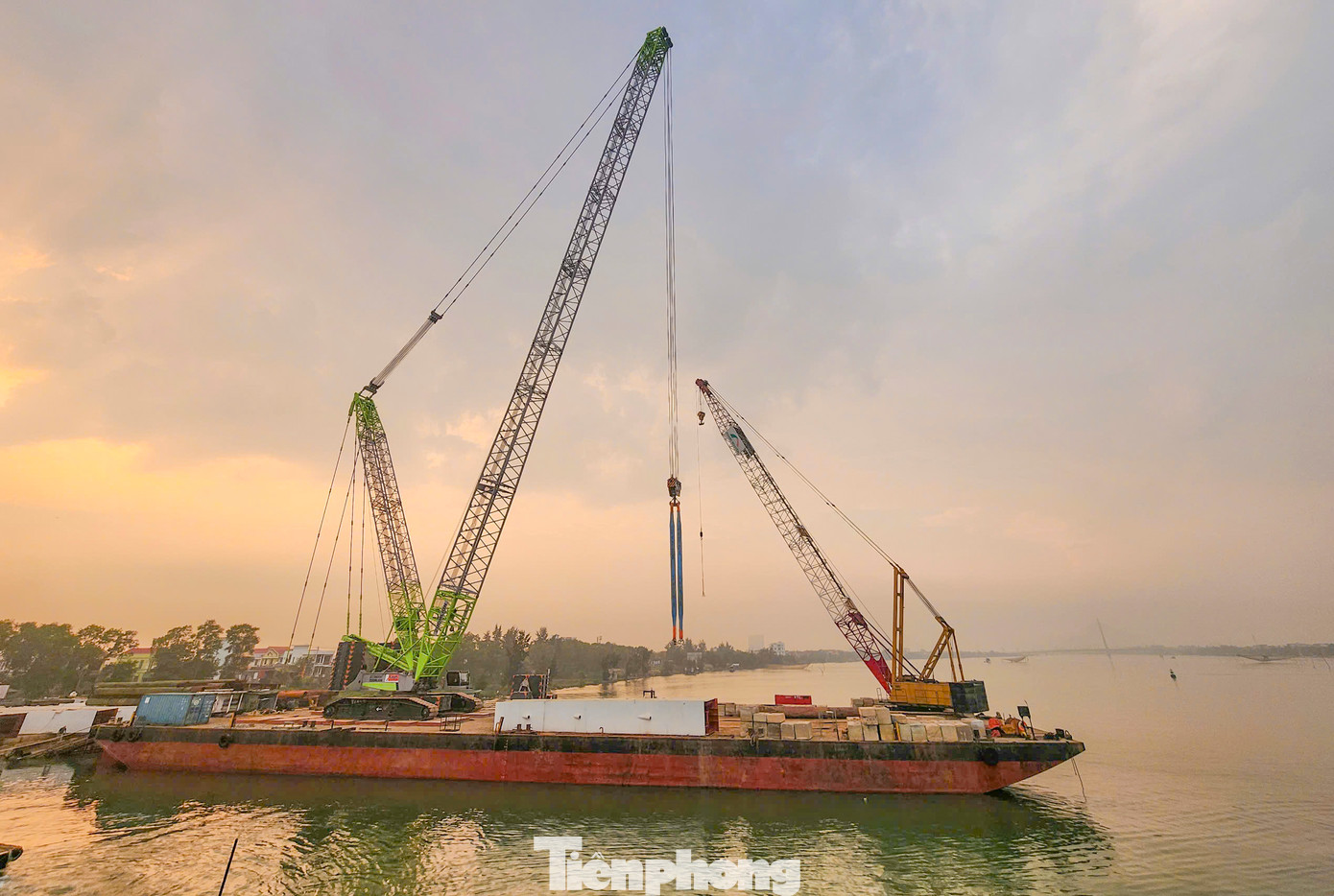Việc thi công vượt sông có nhiều khó khăn, đơn vị thực hiện dự án phải sử dụng các sà lan lớn và những chiếc cẩu cao 90m, tải trọng 300 tấn trong thi công cầu.