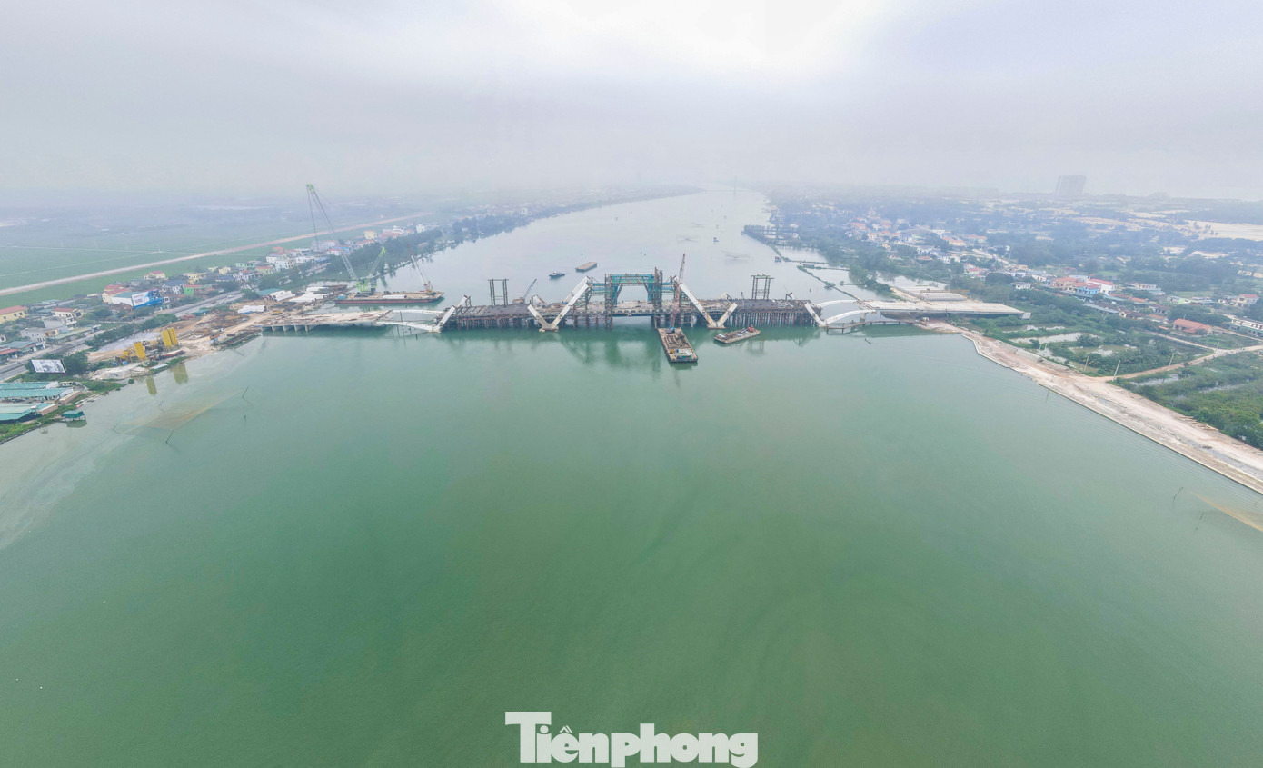 Dự án cầu Nhật Lệ 3 và đường hai đầu cầu được khởi công đầu năm 2023 với tổng mức đầu tư 1.300 tỷ đồng từ nguồn vốn Trung ương. Công trình có tổng chiều dài hơn 2,8km; trong đó chiều dài cầu là 561,4m, hạng mục đường dẫn lên cầu có chiều dài 2,2km, bề rộng nền đường từ 23,5 đến 54,5m, có 4 làn xe.