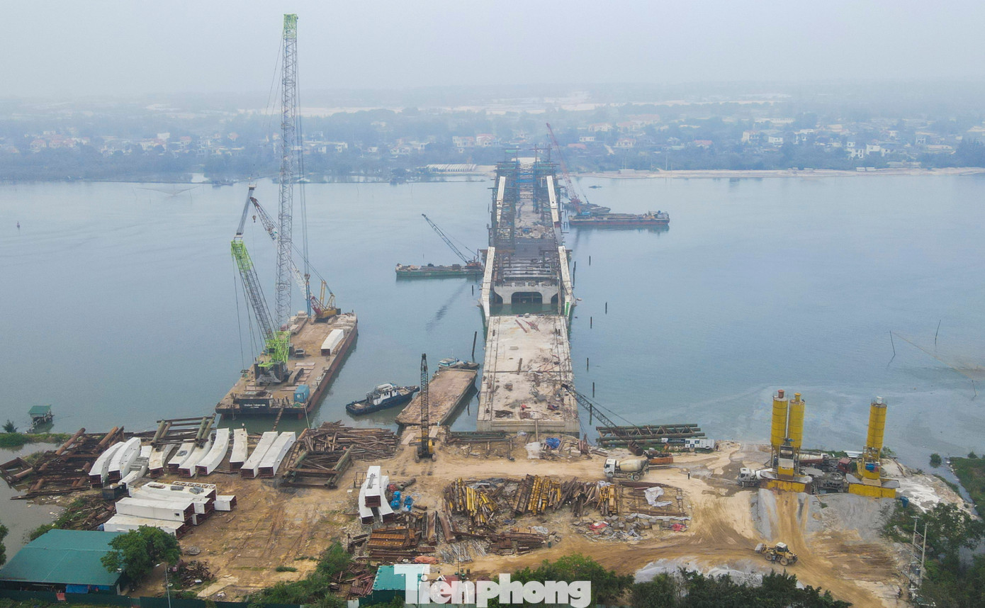 Đường đầu cầu, phía Tây nối với Quốc lộ 1A tại huyện Quảng Ninh và phía Đông nối với đường ven biển tại xã Bảo Ninh (TP Đồng Hới).