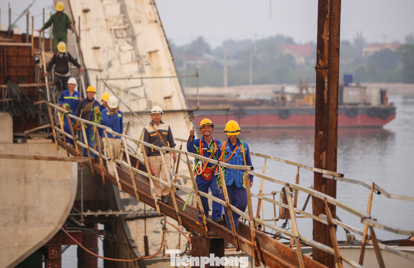 Nhóm công nhân nở nụ cười tươi sau ngày làm việc.