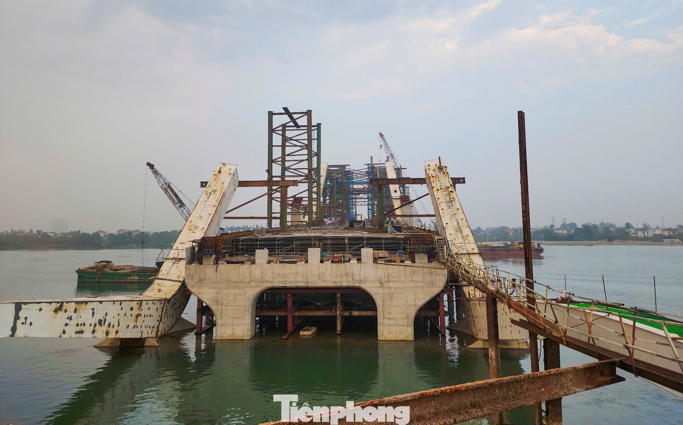 Hình hài cây cầu có kết cấu ống thép vòm, đổ bê tông vĩnh cửu đã dần lộ diện.