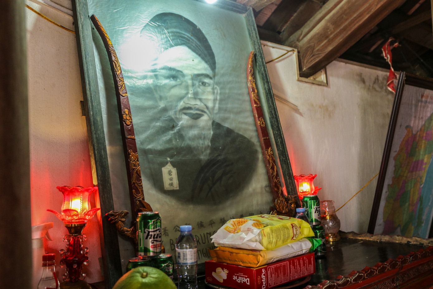 Bên trong là các gian thờ ông và dòng họ, bức chân dung của ông cùng ban thờ được sơn son thiếp vàng. Nguyễn Công Trứ không chỉ là nhà quân sự, nhà khẩn hoang, Nguyễn Công Trứ còn là nhà thơ nổi bật trong nền văn học Việt Nam nửa đầu thế kỷ 19. Thơ ca của ông xoay quanh các chủ đề như chí nam nhi, cảnh nghèo và thế thái nhân tình hay triết lý hưởng lạc. Có những câu thơ mà chỉ cần nhắc tới là người đời nghĩ ngay tới ông như: "Đã mang tiếng ở trong trời đất/ Phải có danh gì với núi sông", hay "Trời đất cho ta một cái tài/ Giắt lưng dành để tháng ngày chơi". Bên trong là các gian thờ ông và dòng họ, bức chân dung của ông cùng ban thờ được sơn son thiếp vàng. Nguyễn Công Trứ không chỉ là nhà quân sự, nhà khẩn hoang, Nguyễn Công Trứ còn là nhà thơ nổi bật trong nền văn học Việt Nam nửa đầu thế kỷ 19. Thơ ca của ông xoay quanh các chủ đề như chí nam nhi, cảnh nghèo và thế thái nhân tình hay triết lý hưởng lạc. Có những câu thơ mà chỉ cần nhắc tới là người đời nghĩ ngay tới ông như: "Đã mang tiếng ở trong trời đất/ Phải có danh gì với núi sông", hay "Trời đất cho ta một cái tài/ Giắt lưng dành để tháng ngày chơi".