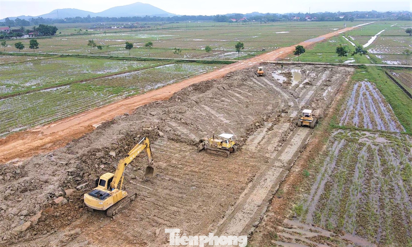 Nhà thầu đang xử lý nền đất yếu trên cao tốc Bắc – Nam. Nhà thầu đang xử lý nền đất yếu trên cao tốc Bắc – Nam.