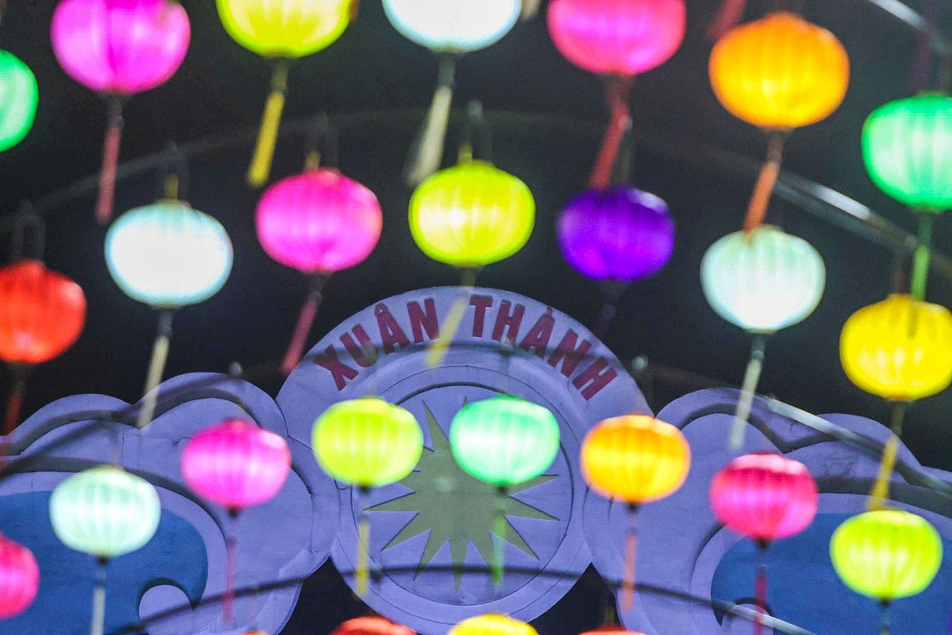 Về đêm, Khu du lịch biển Xuân Thành còn nổi bật với những khu nghỉ dưỡng cao cấp sát biển. Khi mặt trời tắt nắng cũng là lúc hàng ngàn chiếc đèn lồng rực rỡ sắc màu, tỏa sáng trong đêm, mang đến một không gian mới lạ đầy thích thú. Về đêm, Khu du lịch biển Xuân Thành còn nổi bật với những khu nghỉ dưỡng cao cấp sát biển. Khi mặt trời tắt nắng cũng là lúc hàng ngàn chiếc đèn lồng rực rỡ sắc màu, tỏa sáng trong đêm, mang đến một không gian mới lạ đầy thích thú.