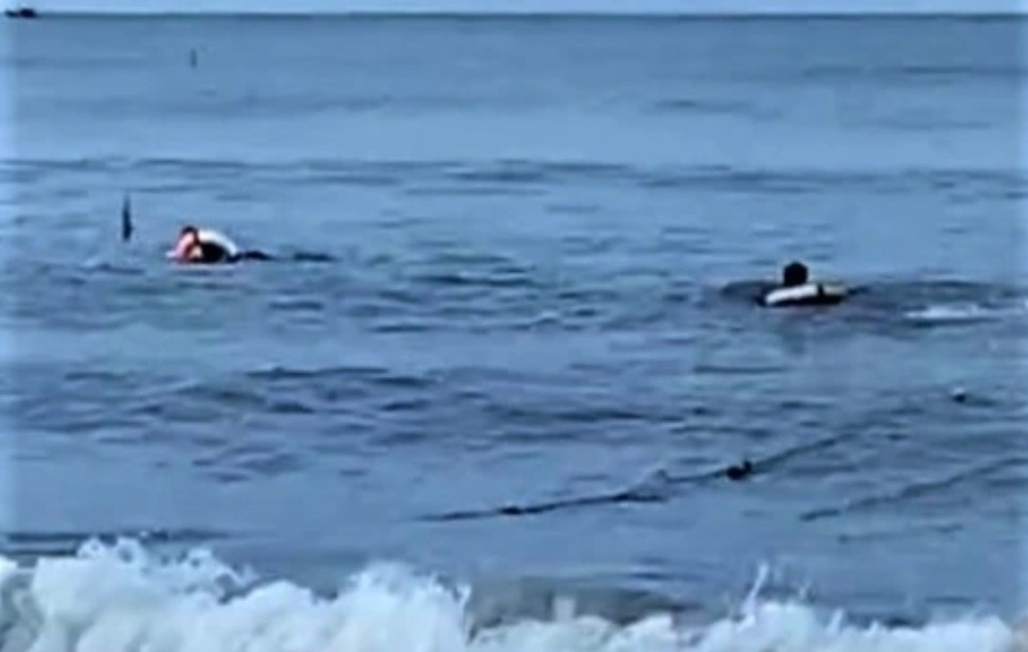 Lực lượng chức năng ứng cứu người bị sóng biển cuốn ra xa khi tắm.