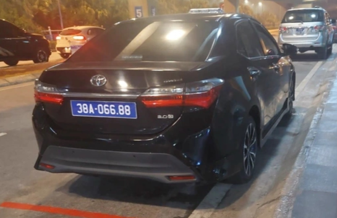 Xe biển xanh 38A-066.88 xuất hiện tại sân bay Vinh đón người thân lãnh đạo gây xôn xao dư luận. Xe biển xanh 38A-066.88 xuất hiện tại sân bay Vinh đón người thân lãnh đạo gây xôn xao dư luận.