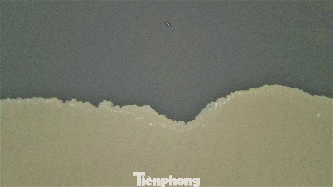 “Khi sóng đập thì cặn trong đất liền trôi ra theo nên xảy ra hiện tượng nước biển có 2 màu sắc. Đây là hiện tượng bình thường chứ không phải do ô nhiễm môi trường”, vị lãnh đạo địa phương thông tin.