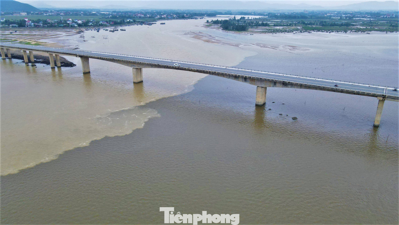 Chiều 18/10, khu vực cầu Cửa Nhượng (nối 2 xã Cẩm Lĩnh và Cẩm Nhượng, huyện Cẩm Xuyên, Hà Tĩnh) xuất hiện hiện tượng nước biển chia đôi thành 2 màu. Một nửa có màu vàng đục, nửa kia màu xám.