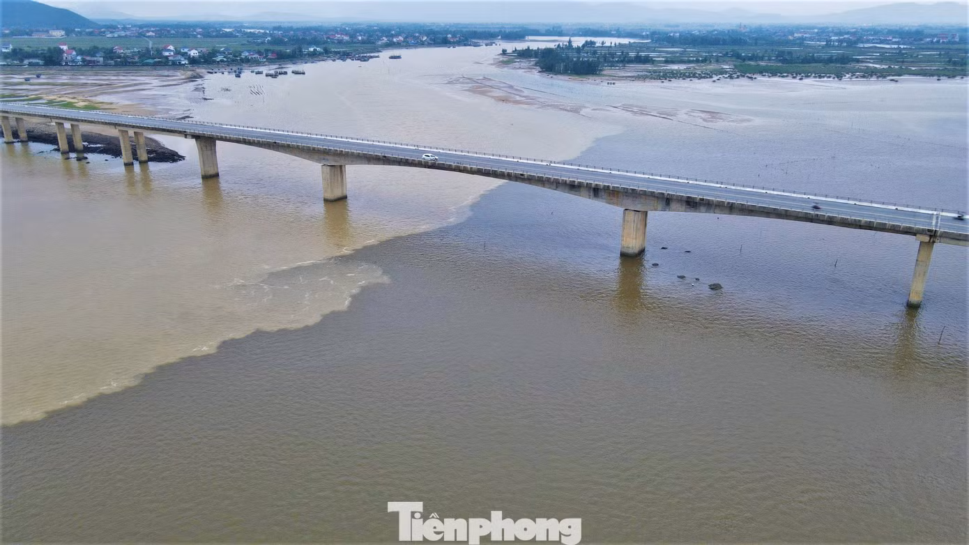 Chiều 18/10, khu vực cầu Cửa Nhượng (nối 2 xã Cẩm Lĩnh và Cẩm Nhượng, huyện Cẩm Xuyên, Hà Tĩnh) xuất hiện hiện tượng nước biển chia đôi thành 2 màu. Một nửa có màu vàng đục, nửa kia màu xám.