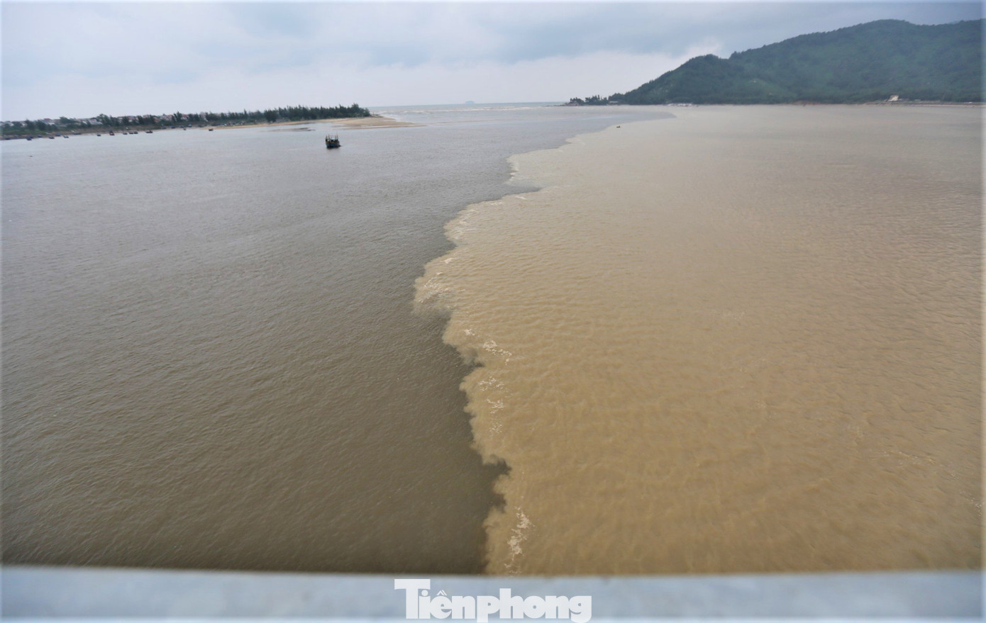 Theo ghi nhận, khu vực nước chuyển thành 2 màu dưới chân cầu Cửa Nhượng tạo nên khung cảnh lạ mắt, kéo dài ra hàng km.