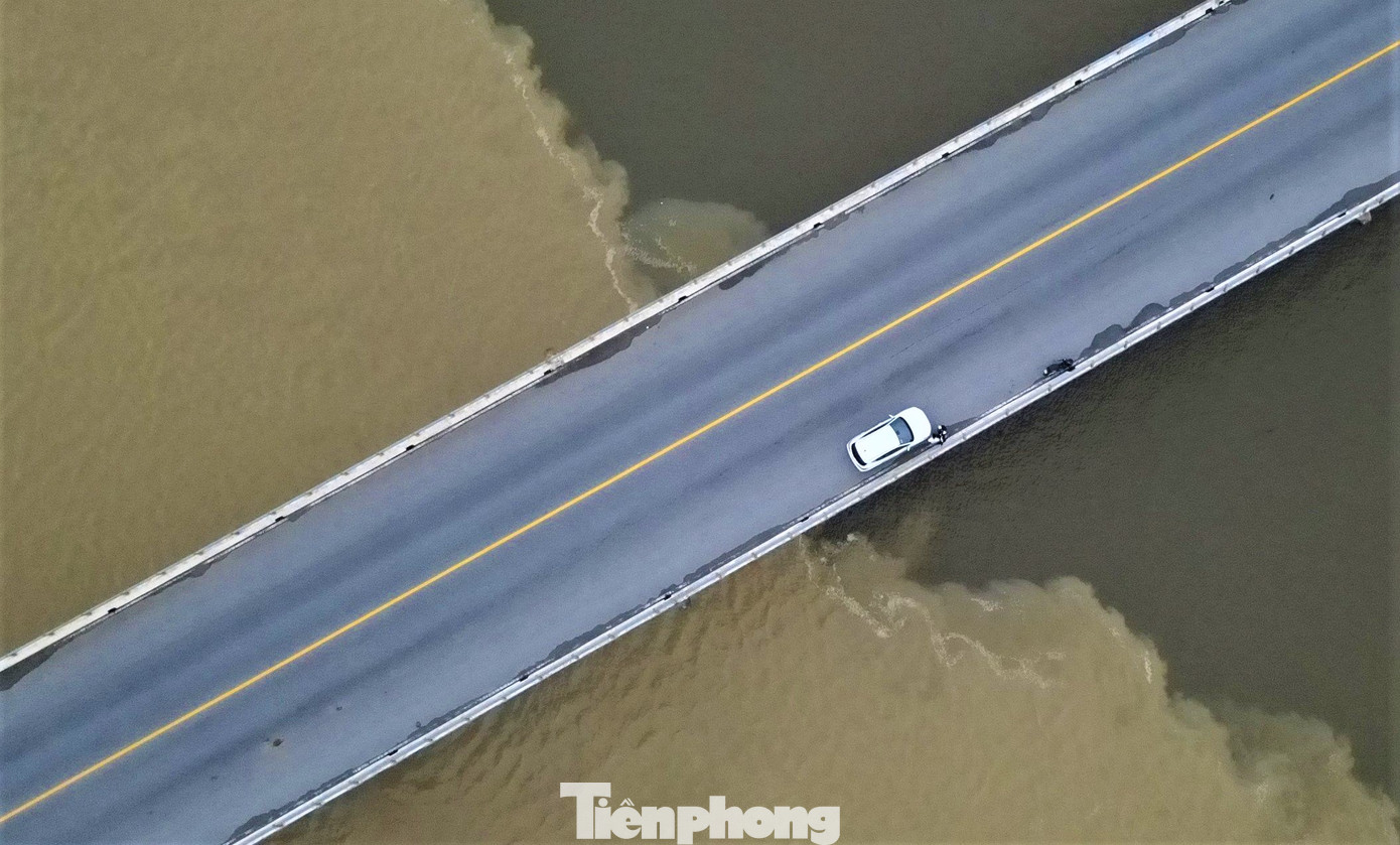 Người dân địa phương cho biết hiện tượng xảy ra sau đợt mưa lớn nhiều ngày qua. Bằng mắt thường có thể thấy sự khác biệt giữa 2 màu nước.