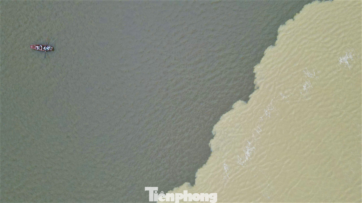 “Sau đợt mưa lớn, mặt nước biển thường đục màu hơn nhưng để chia rõ thành 2 màu như vậy thì ít gặp”, một người dân địa phương cho hay.