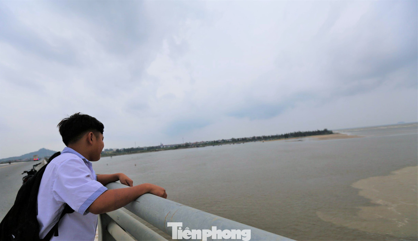 Một số người dừng lại trên cầu xem hiện tượng kỳ lạ này. Theo lãnh đạo UBND xã Cẩm Lĩnh cho biết, có thể những ngày mưa lớn, nước thượng nguồn cuốn phù sa, nước sông đổ ra gặp vùng nước sâu nên chia thành 2 màu nước.