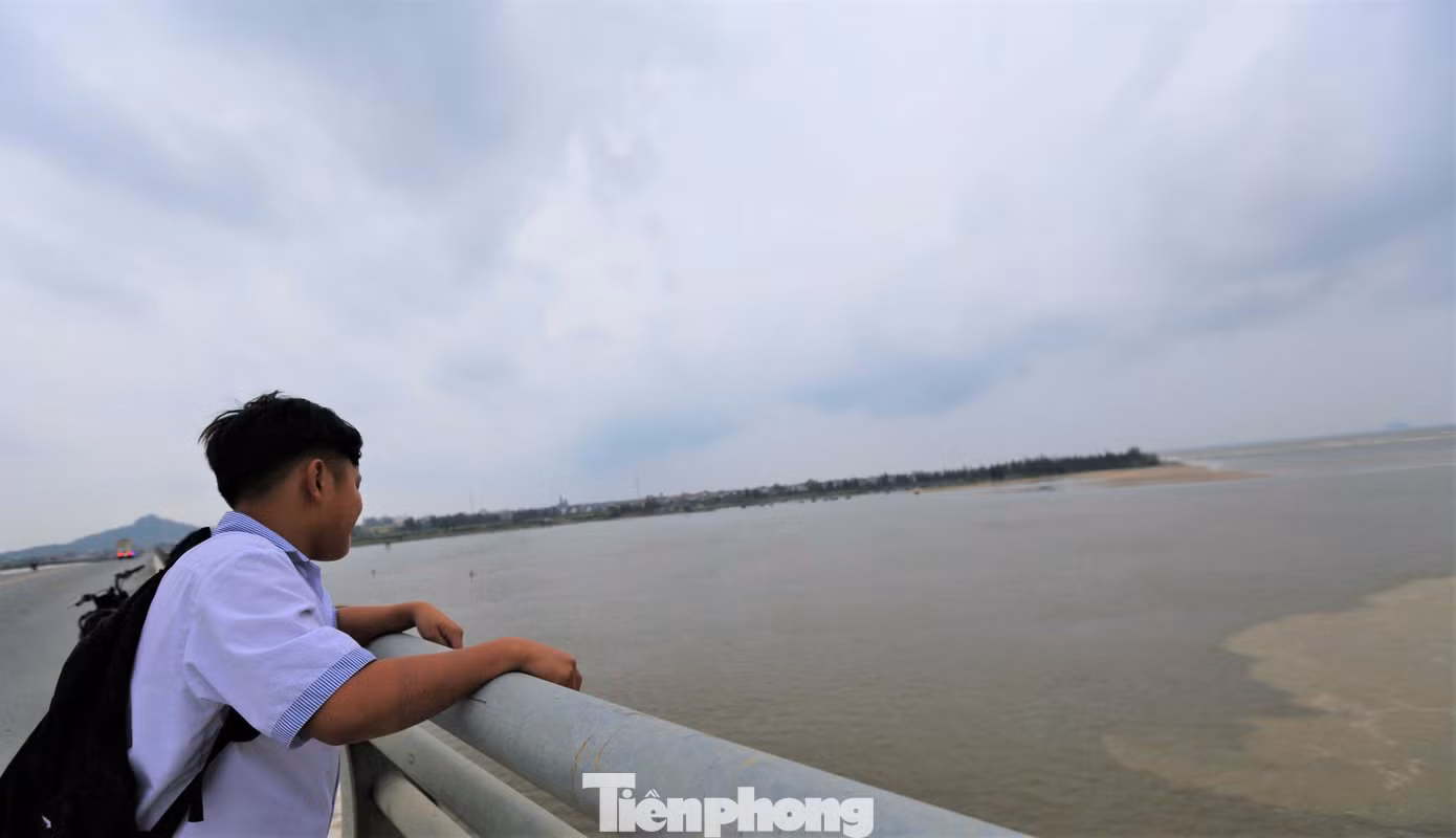 Một số người dừng lại trên cầu xem hiện tượng kỳ lạ này. Theo lãnh đạo UBND xã Cẩm Lĩnh cho biết, có thể những ngày mưa lớn, nước thượng nguồn cuốn phù sa, nước sông đổ ra gặp vùng nước sâu nên chia thành 2 màu nước.