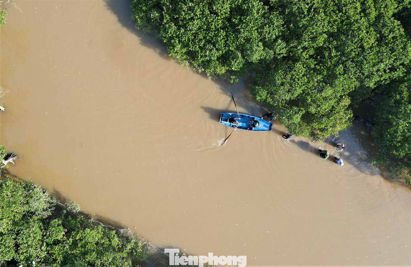 Hơn 2.000 cảnh sát truy lùng 2 phạm nhân khắp mọi vị trí. Hơn 2.000 cảnh sát truy lùng 2 phạm nhân khắp mọi vị trí.