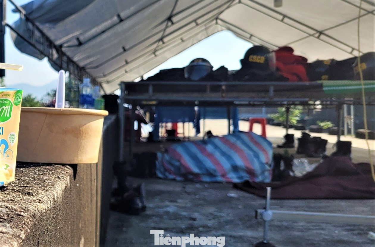 Từ tối 7/12, lực lượng chức năng phải dựng rạp, đốt lửa phục vụ quá trình truy bắt 2 đối tượng. Đến trưa 8/12, việc truy bắt vẫn chưa có kết quả.