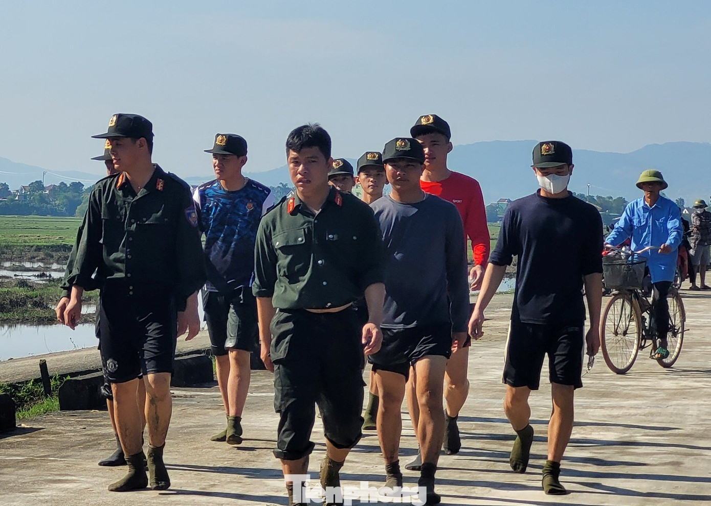 Hơn 2.000 cảnh sát truy lùng 2 phạm nhân khắp mọi vị trí. Hơn 2.000 cảnh sát truy lùng 2 phạm nhân khắp mọi vị trí.