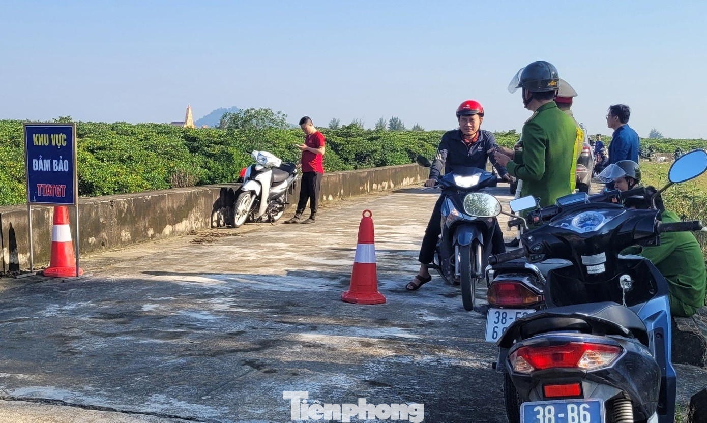 Từ tin báo có 2 đối tượng khả nghi xuất hiện tại vị trí nêu trên, chiều 7/12 đến sáng nay, Công an tỉnh Hà Tĩnh huy động lực lượng phối hợp với Công an huyện Cẩm Xuyên và Cục Cảnh sát quản lý trại giam, cơ sở giáo dục bắt buộc, trường giáo dưỡng (Cục C10 - Bộ Công an) tổ chức truy bắt.