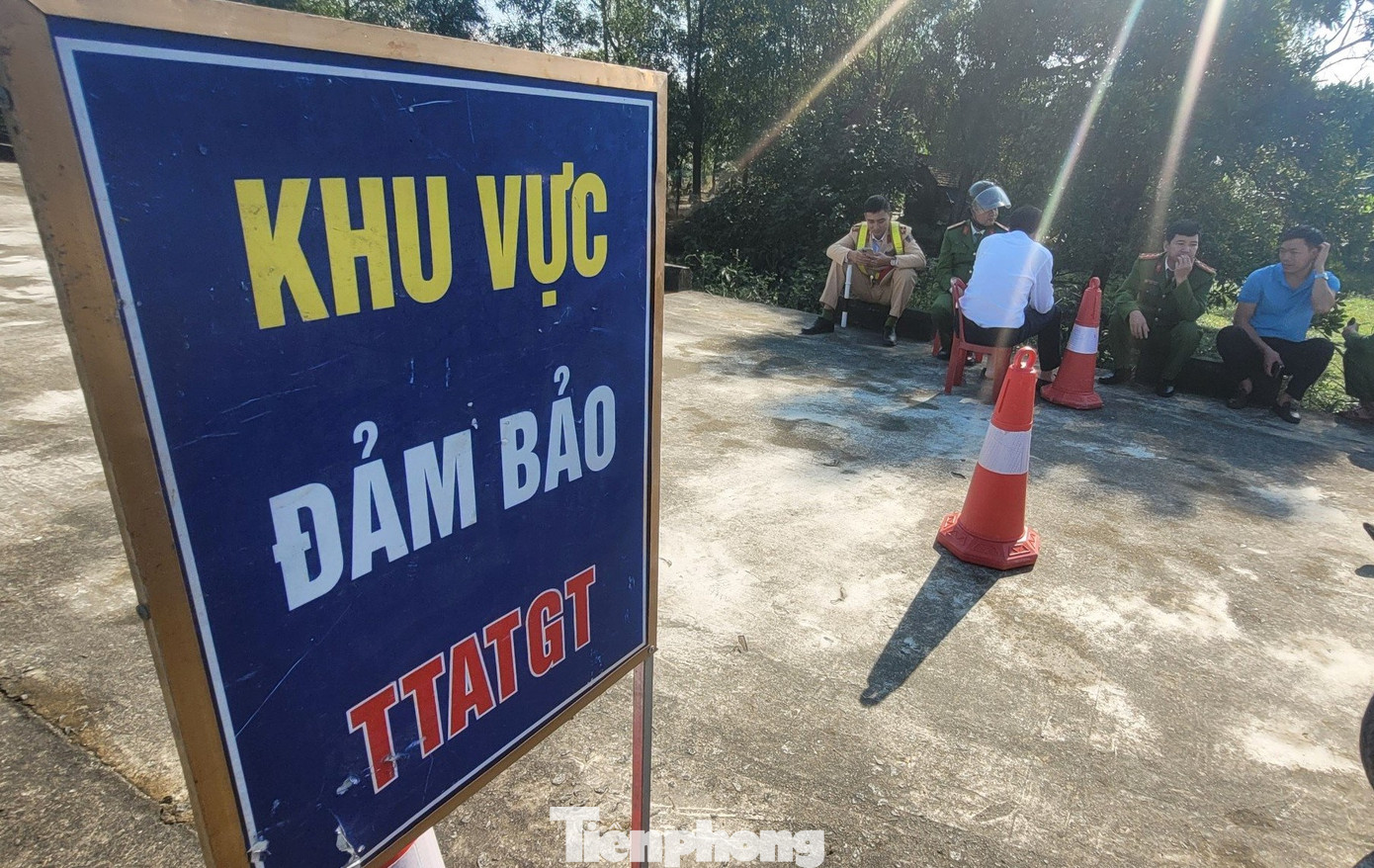 Lực lượng chức năng dựng biển báo, căng dây và dựng rạp ngay trên bờ đê để phục vụ cho việc truy bắt 2 phạm nhân trốn trại.