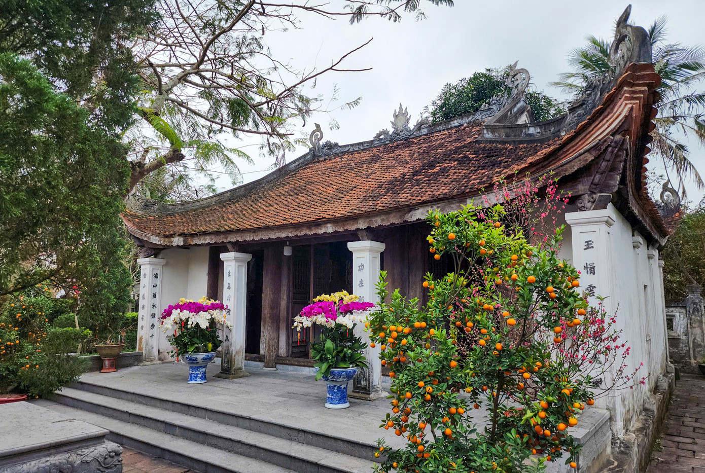 Nhà thờ có ba gian, đều bằng gỗ lim. Mặt sau và hai đốc xây gạch kín, mái lợp ngói vây. Mặt tiền có 4 trụ đứng đỡ chân mái, thân trụ trước khắc nhiều câu đối bằng chữ Hán. Nhà thờ có ba gian, đều bằng gỗ lim. Mặt sau và hai đốc xây gạch kín, mái lợp ngói vây. Mặt tiền có 4 trụ đứng đỡ chân mái, thân trụ trước khắc nhiều câu đối bằng chữ Hán.