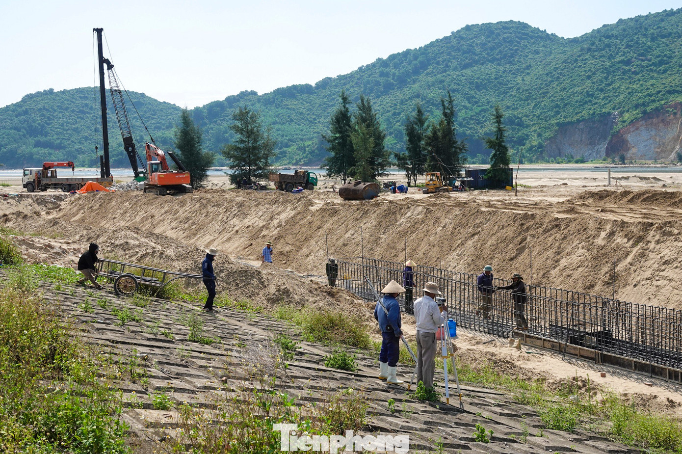 Lãnh đạo Ban Quản lý dự án đầu tư và xây dựng công trình NN&PTNT tỉnh Hà Tĩnh cho biết, dự án có tổng giá trị đầu tư 60 tỷ đồng song do gặp phải nhiều vướng mắc nên công trình mới được khởi công vào ngày 15/5 vừa qua. Với tiến độ hoàn thành, bàn giao đưa vào sử dụng trước 31/12 năm nay, chủ đầu tư đang đốc thúc nhà thầu thi công xuyên suốt, đảm bảo nhiệm vụ đề ra. Lãnh đạo Ban Quản lý dự án đầu tư và xây dựng công trình NN&PTNT tỉnh Hà Tĩnh cho biết, dự án có tổng giá trị đầu tư 60 tỷ đồng song do gặp phải nhiều vướng mắc nên công trình mới được khởi công vào ngày 15/5 vừa qua. Với tiến độ hoàn thành, bàn giao đưa vào sử dụng trước 31/12 năm nay, chủ đầu tư đang đốc thúc nhà thầu thi công xuyên suốt, đảm bảo nhiệm vụ đề ra.