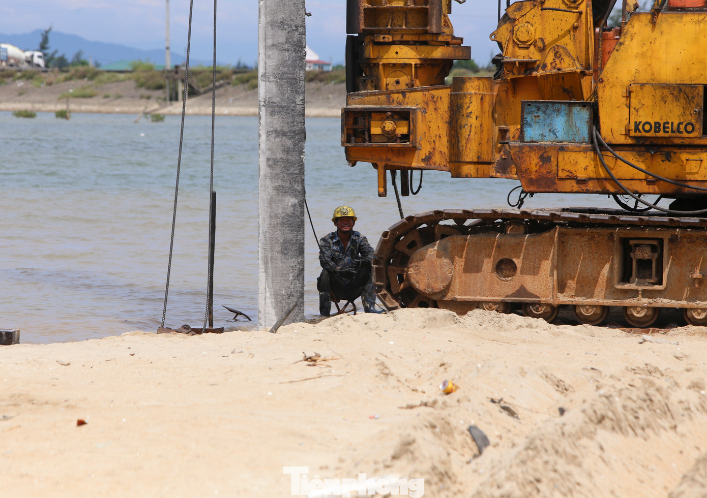 5 đơn vị thi công các gói thầu của công trình. Để kịp tiến độ, nhà thầu sử dụng 4 máy đóng cọc, 6 xà lan cỡ vừa và lớn, 3 tàu hút cát đảm bảo công suất 5.000m3 cát/ngày đêm. 5 đơn vị thi công các gói thầu của công trình. Để kịp tiến độ, nhà thầu sử dụng 4 máy đóng cọc, 6 xà lan cỡ vừa và lớn, 3 tàu hút cát đảm bảo công suất 5.000m3 cát/ngày đêm.