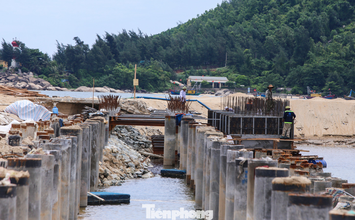 Công nhân thi công hạng mục bến cập tàu. Công nhân thi công hạng mục bến cập tàu.