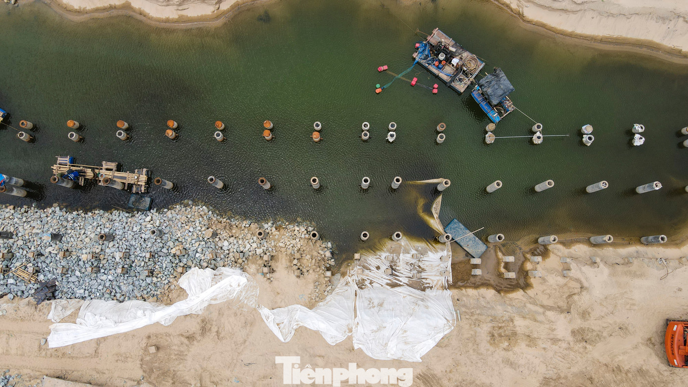 Những hạng mục hạ tầng kỹ thuật, dân dụng khác gồm: Nhà điều hành 2 tầng; nhà tiếp nhận thủy sản; nhà tập kết chất thải rắn; nhà thanh tra; khu nhà vệ sinh; hệ thống cấp nước, xử lý nước thải, thoát nước mưa; điện chiếu sáng... Trong hình, nhà thầu đang thi công khu vực bến cập tàu. Những hạng mục hạ tầng kỹ thuật, dân dụng khác gồm: Nhà điều hành 2 tầng; nhà tiếp nhận thủy sản; nhà tập kết chất thải rắn; nhà thanh tra; khu nhà vệ sinh; hệ thống cấp nước, xử lý nước thải, thoát nước mưa; điện chiếu sáng... Trong hình, nhà thầu đang thi công khu vực bến cập tàu.