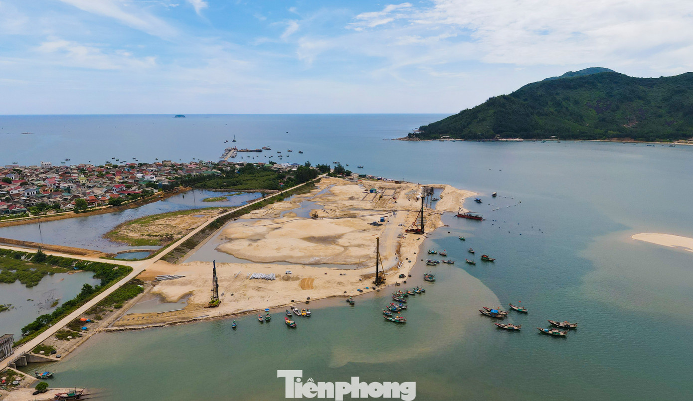 Nhiều tháng nay, tại khu vực bãi biển xã Cẩm Nhượng, huyện Cẩm Xuyên (tỉnh Hà Tĩnh), máy móc cùng những tốp công nhân đang khẩn trương đào cát, chở đá đắp đê chắn cát để thực hiện dự án xây dựng cảng cá Cửa Nhượng. Trong ảnh: Công trường cảng cá nhìn từ trên cao. Nhiều tháng nay, tại khu vực bãi biển xã Cẩm Nhượng, huyện Cẩm Xuyên (tỉnh Hà Tĩnh), máy móc cùng những tốp công nhân đang khẩn trương đào cát, chở đá đắp đê chắn cát để thực hiện dự án xây dựng cảng cá Cửa Nhượng. Trong ảnh: Công trường cảng cá nhìn từ trên cao.