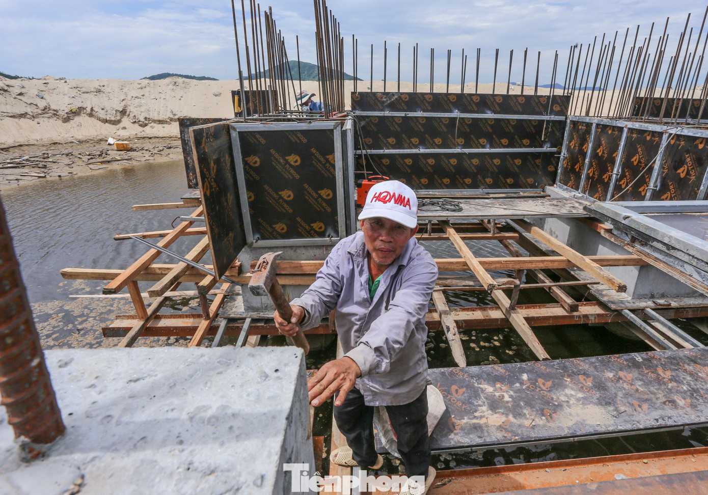 “Nắng nóng nên việc thi công nhanh xuống sức song công nhân đều cố gắng hoàn thành sớm khối lượng công việc được giao”, ông Thành cho hay. “Nắng nóng nên việc thi công nhanh xuống sức song công nhân đều cố gắng hoàn thành sớm khối lượng công việc được giao”, ông Thành cho hay.
