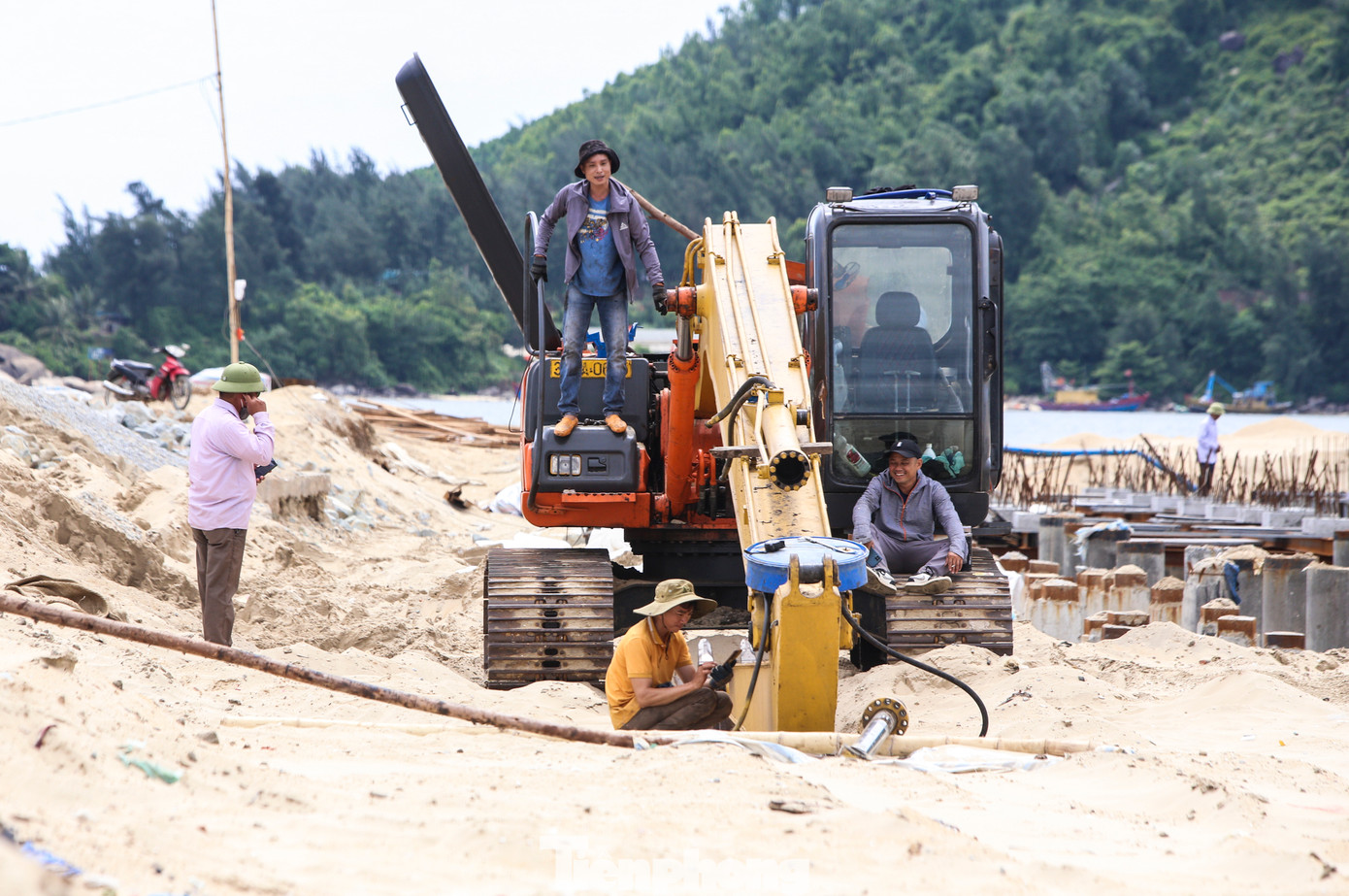 Nhiều máy móc gặp sự cố sau nhiều tháng làm việc liên tục ở khu vực bãi biển. Nhiều máy móc gặp sự cố sau nhiều tháng làm việc liên tục ở khu vực bãi biển.