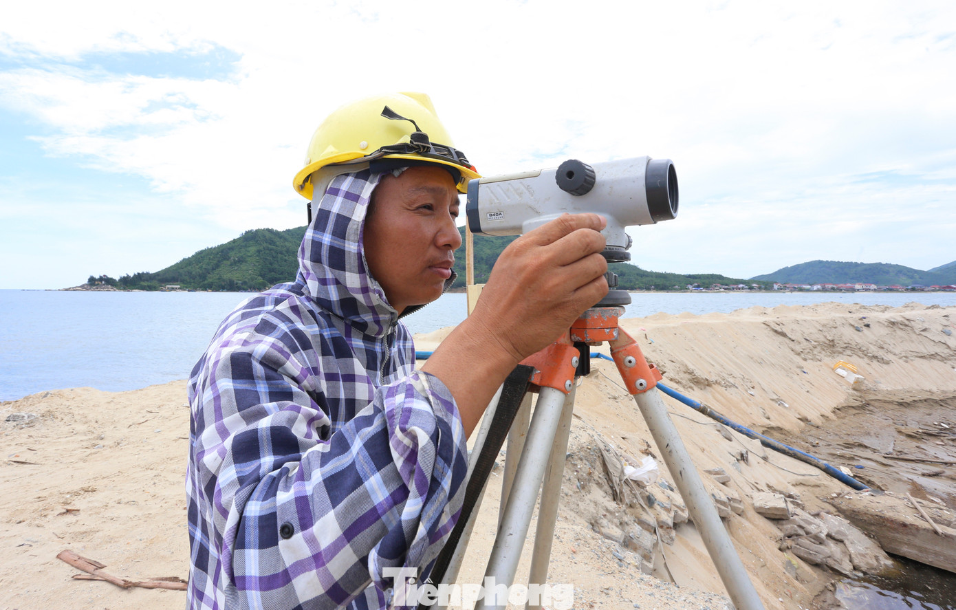 Anh Phan Ngọc Thành – cán bộ kỹ thuật Công ty cổ phần đầu tư Thành Công (Nghệ An) cho biết, đơn vị đang thi công hạng mục bến cập tàu 400CV, gia công cốt thép bệ tựa tàu. “Dự kiến trước mùa mưa bão, hạng mục này bến cập tàu sẽ hoàn thiện”, anh Thành nói. Anh Phan Ngọc Thành – cán bộ kỹ thuật Công ty cổ phần đầu tư Thành Công (Nghệ An) cho biết, đơn vị đang thi công hạng mục bến cập tàu 400CV, gia công cốt thép bệ tựa tàu. “Dự kiến trước mùa mưa bão, hạng mục này bến cập tàu sẽ hoàn thiện”, anh Thành nói.