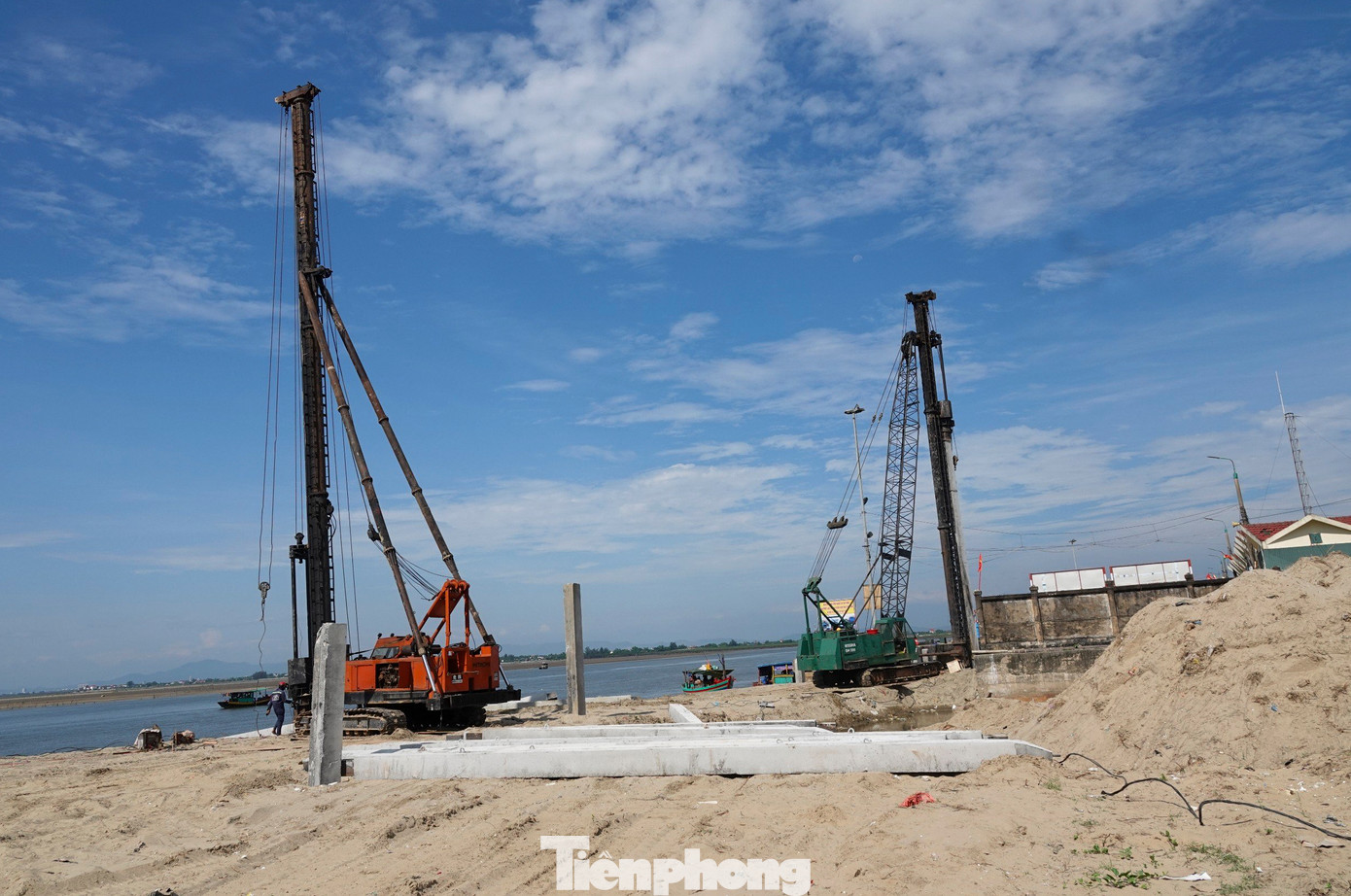 Tại Dự án đầu tư xây dựng mở rộng Cảng cá Thạch Kim (huyện Lộc Hà, Hà Tĩnh) cũng được nhà thầu thi công khoan cọc nhồi, đổ đất san lấp, đổ đá hộc và thi công mương thoát nước. Tại Dự án đầu tư xây dựng mở rộng Cảng cá Thạch Kim (huyện Lộc Hà, Hà Tĩnh) cũng được nhà thầu thi công khoan cọc nhồi, đổ đất san lấp, đổ đá hộc và thi công mương thoát nước.