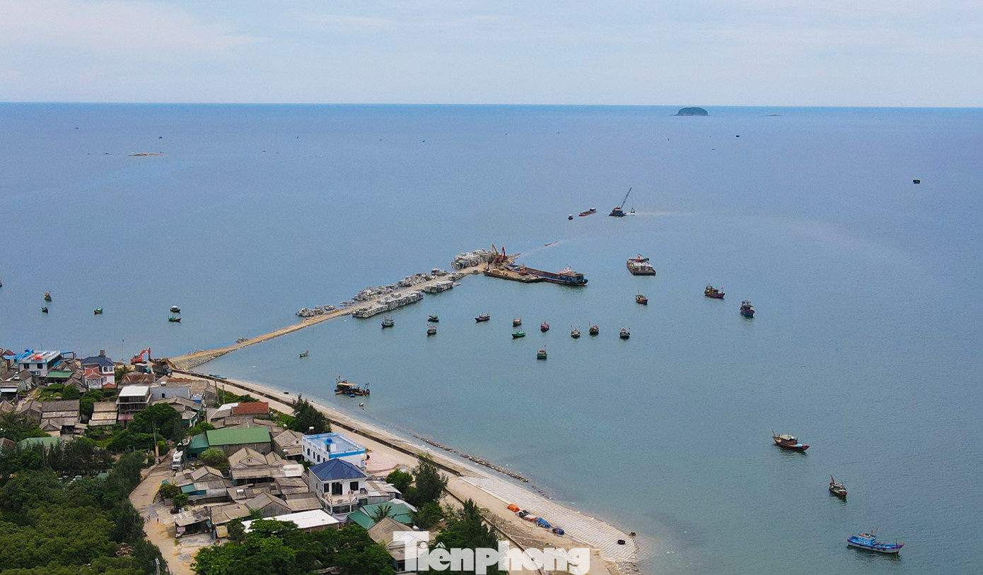 Tuyến đê chắn cát đã thi công hoàn thành công tác lõi đá thân đê dài 780m với tổng khối lượng 35.000/43.000m3 đá. Tuyến đê chắn cát đã thi công hoàn thành công tác lõi đá thân đê dài 780m với tổng khối lượng 35.000/43.000m3 đá.