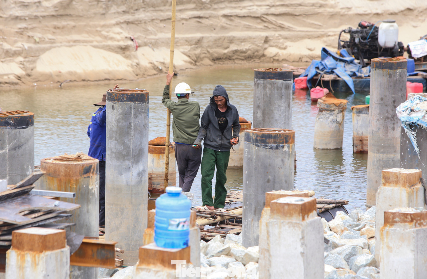 Việc thi công phụ thuộc vào thủy triều. Các nhà thầu đã đưa ra các biện pháp thích ứng khi thủy triều rút nhằm thuận lợi trong việc thi công để đẩy nhanh tiến độ. Việc thi công phụ thuộc vào thủy triều. Các nhà thầu đã đưa ra các biện pháp thích ứng khi thủy triều rút nhằm thuận lợi trong việc thi công để đẩy nhanh tiến độ.