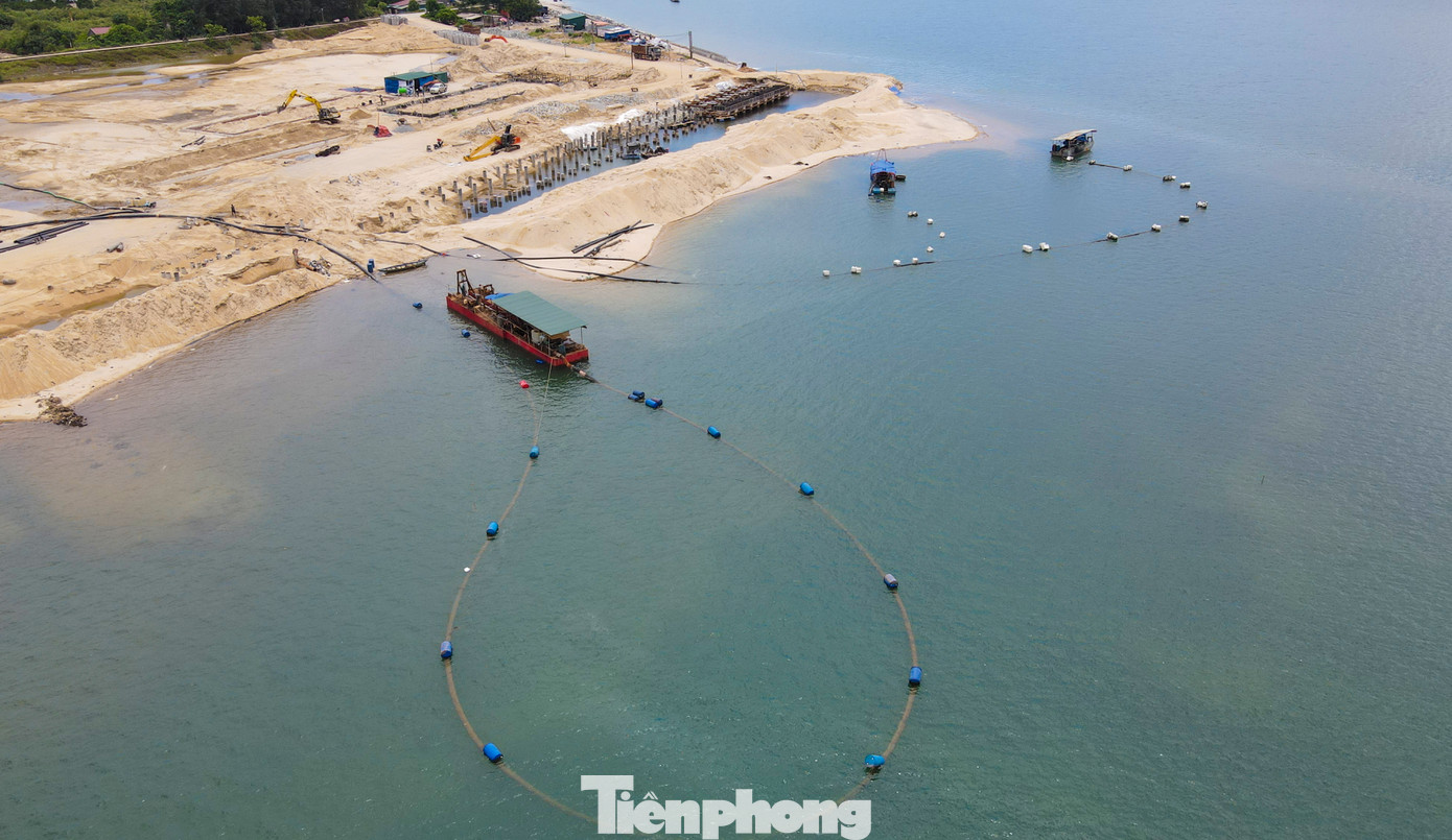 Các hạng mục công trình giao thông của dự án gồm: Bến cập tàu từ 150CV tới 400CV; bến cập tàu dưới 150CV; bãi tiếp nhận thủy sản diện tích 2.400m2; nạo vét luồng vào cảng và khu vực vùng nước trước cảng; hệ thống báo hiệu đường thủy nội địa; kè bờ, đê ngăn cát, đường nội bộ trong cảng. Các hạng mục công trình giao thông của dự án gồm: Bến cập tàu từ 150CV tới 400CV; bến cập tàu dưới 150CV; bãi tiếp nhận thủy sản diện tích 2.400m2; nạo vét luồng vào cảng và khu vực vùng nước trước cảng; hệ thống báo hiệu đường thủy nội địa; kè bờ, đê ngăn cát, đường nội bộ trong cảng.