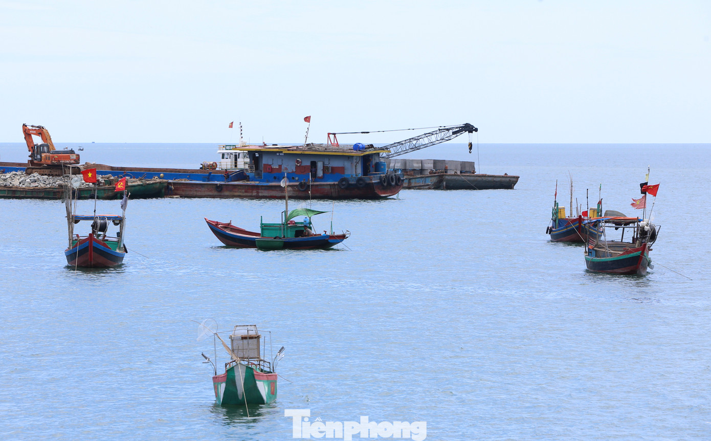 Theo nhiều ngư dân địa phương, từ trước đến nay, tàu thuyền neo đậu tại khu vực Cửa Nhượng rất khó khăn do tình trạng bồi lắng. Khi đánh bắt về, họ phải neo đậu ở xa nên việc vận chuyển hải sản về bờ khó khăn. Đặc biệt, vào những ngày mưa bão, ngư dân luôn bất an vì không có nơi neo đậu an toàn. Theo nhiều ngư dân địa phương, từ trước đến nay, tàu thuyền neo đậu tại khu vực Cửa Nhượng rất khó khăn do tình trạng bồi lắng. Khi đánh bắt về, họ phải neo đậu ở xa nên việc vận chuyển hải sản về bờ khó khăn. Đặc biệt, vào những ngày mưa bão, ngư dân luôn bất an vì không có nơi neo đậu an toàn.