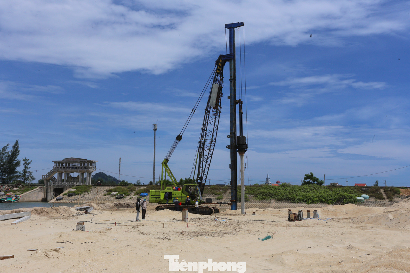 Ông Nguyễn Hồng Sơn – cán bộ kỹ thuật thuộc Ban Quản lý dự án đầu tư và xây dựng công trình NN&PTNT Hà Tĩnh cho biết, đến nay khu vực cầu cảng hiện tại đồng bộ các hạng mục chính: nạo hút khu nước trước cảng (hút 130.000/225.000 khối cát biển); hoàn thành công tác đóng 340 cọc của tuyến kè (kè dài 460m kè); thi công đắp nền tuyến đường nội bộ 600m. Ông Nguyễn Hồng Sơn – cán bộ kỹ thuật thuộc Ban Quản lý dự án đầu tư và xây dựng công trình NN&PTNT Hà Tĩnh cho biết, đến nay khu vực cầu cảng hiện tại đồng bộ các hạng mục chính: nạo hút khu nước trước cảng (hút 130.000/225.000 khối cát biển); hoàn thành công tác đóng 340 cọc của tuyến kè (kè dài 460m kè); thi công đắp nền tuyến đường nội bộ 600m.