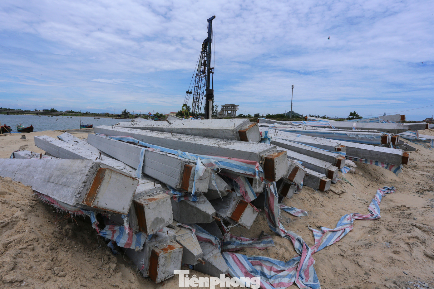 “Toàn dự án hiện đạt 40% khối lượng. Đây là công trình đa hạng mục, áp lực tiến độ rất lớn nên các nhà thầu thi công tập trung cao độ. Chủ đầu tư cũng yêu cầu nhà thầu thi công chi tiết, bài bản, không chồng lấn để đơn vị khác xây dựng hạ tầng. Dự kiến trước mùa mưa bão (tháng 9 năm nay) sẽ hoàn thành các hạng mục chính như tuyến đê chắn cát, bến cập tàu, tuyến kè...”, ông Sơn nói. “Toàn dự án hiện đạt 40% khối lượng. Đây là công trình đa hạng mục, áp lực tiến độ rất lớn nên các nhà thầu thi công tập trung cao độ. Chủ đầu tư cũng yêu cầu nhà thầu thi công chi tiết, bài bản, không chồng lấn để đơn vị khác xây dựng hạ tầng. Dự kiến trước mùa mưa bão (tháng 9 năm nay) sẽ hoàn thành các hạng mục chính như tuyến đê chắn cát, bến cập tàu, tuyến kè...”, ông Sơn nói.