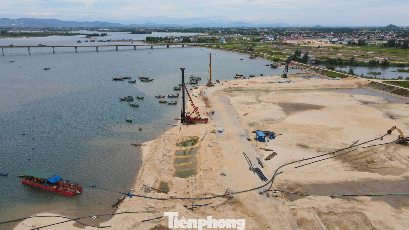 Công trình có tổng mức đầu tư 280 tỷ đồng. Đây là một trong các dự án xây dựng, nâng cấp cơ sở dịch vụ hậu cần nghề cá và dự án phục hồi, tái tạo hệ sinh thái thủy sinh, nguồn lợi thủy sản tại 4 tỉnh miền Trung, sử dụng khoản tiền bồi thường của Công ty TNHH Gang thép Hưng Nghiệp Formosa Hà Tĩnh. Công trình có tổng mức đầu tư 280 tỷ đồng. Đây là một trong các dự án xây dựng, nâng cấp cơ sở dịch vụ hậu cần nghề cá và dự án phục hồi, tái tạo hệ sinh thái thủy sinh, nguồn lợi thủy sản tại 4 tỉnh miền Trung, sử dụng khoản tiền bồi thường của Công ty TNHH Gang thép Hưng Nghiệp Formosa Hà Tĩnh.